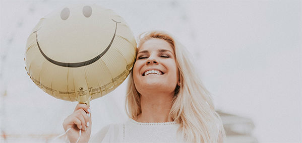 Münchner Single Frau lächelt und freut sich