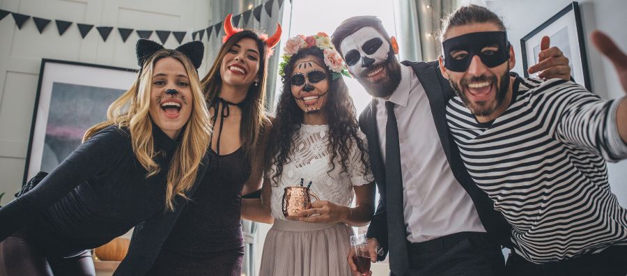 Singles feiern zusammen Halloween in München auf einer Halloween Party
