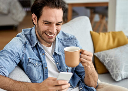 Mann mit Kaffee beim Video-Date