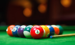 Billard Spielen, Lachen und Fun haben